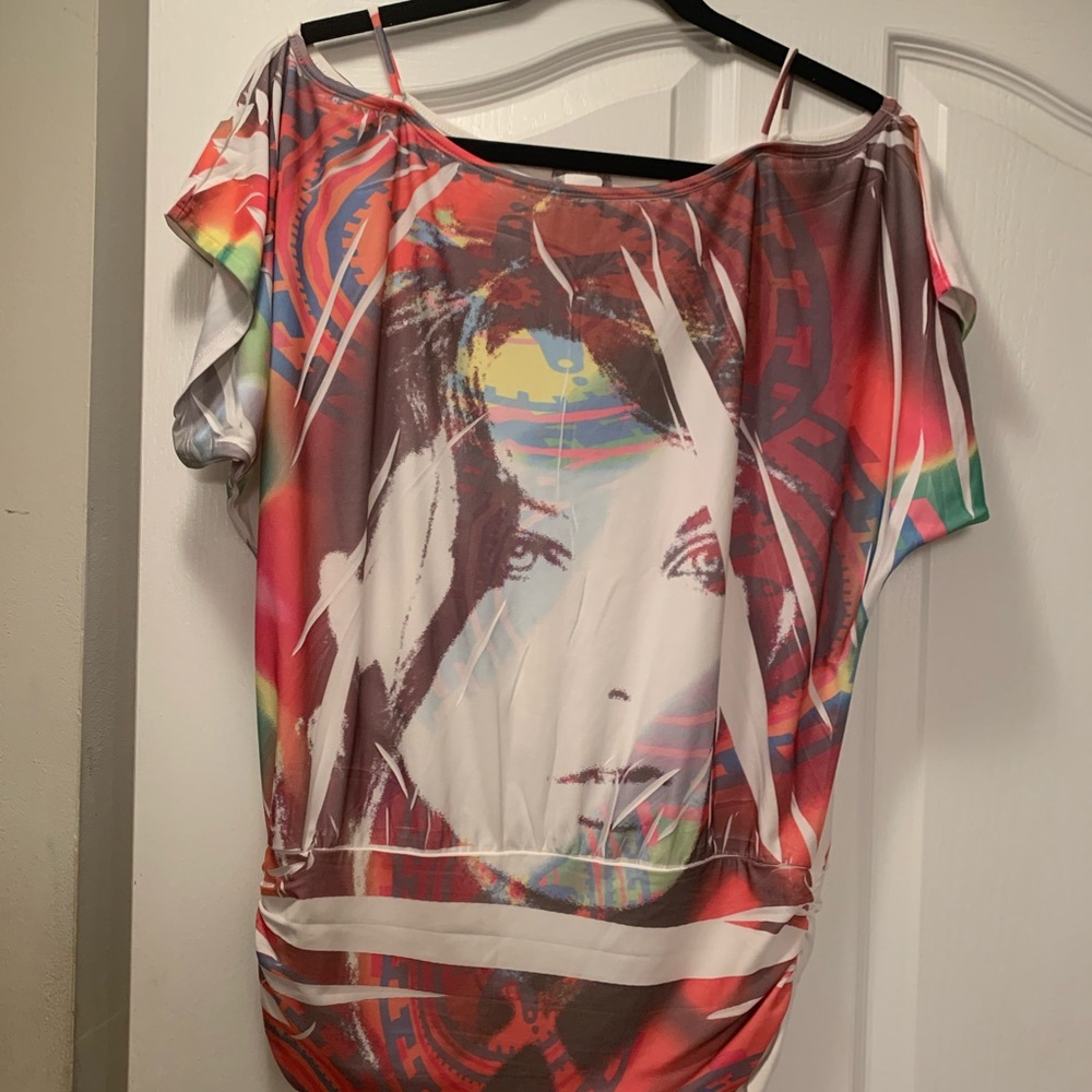 Graffiti style cold shoulder tee